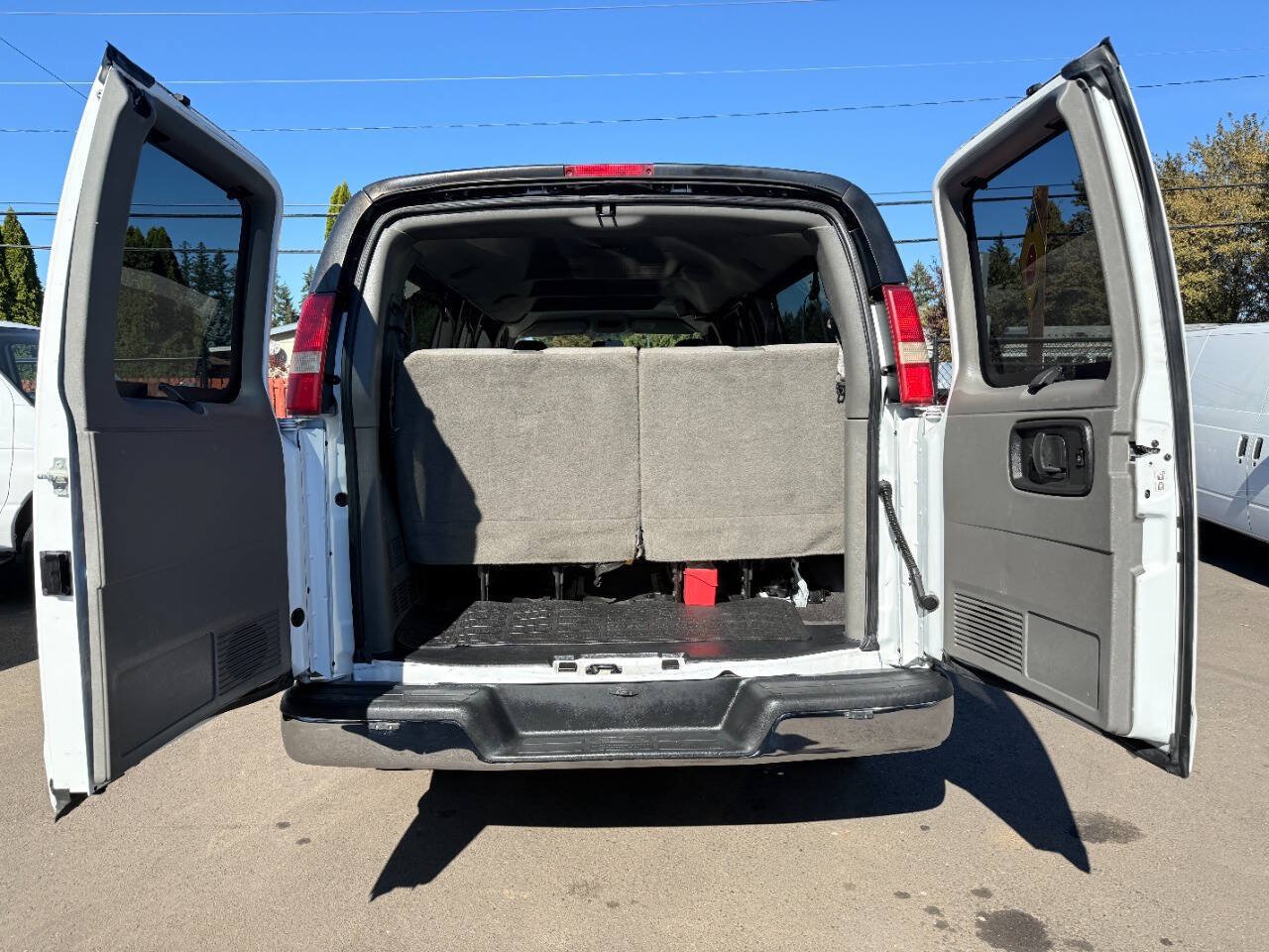 Used 2008 GMC Savana 3500 Extended Passenger w/ LT Preferred Equipment Group RWD image 10