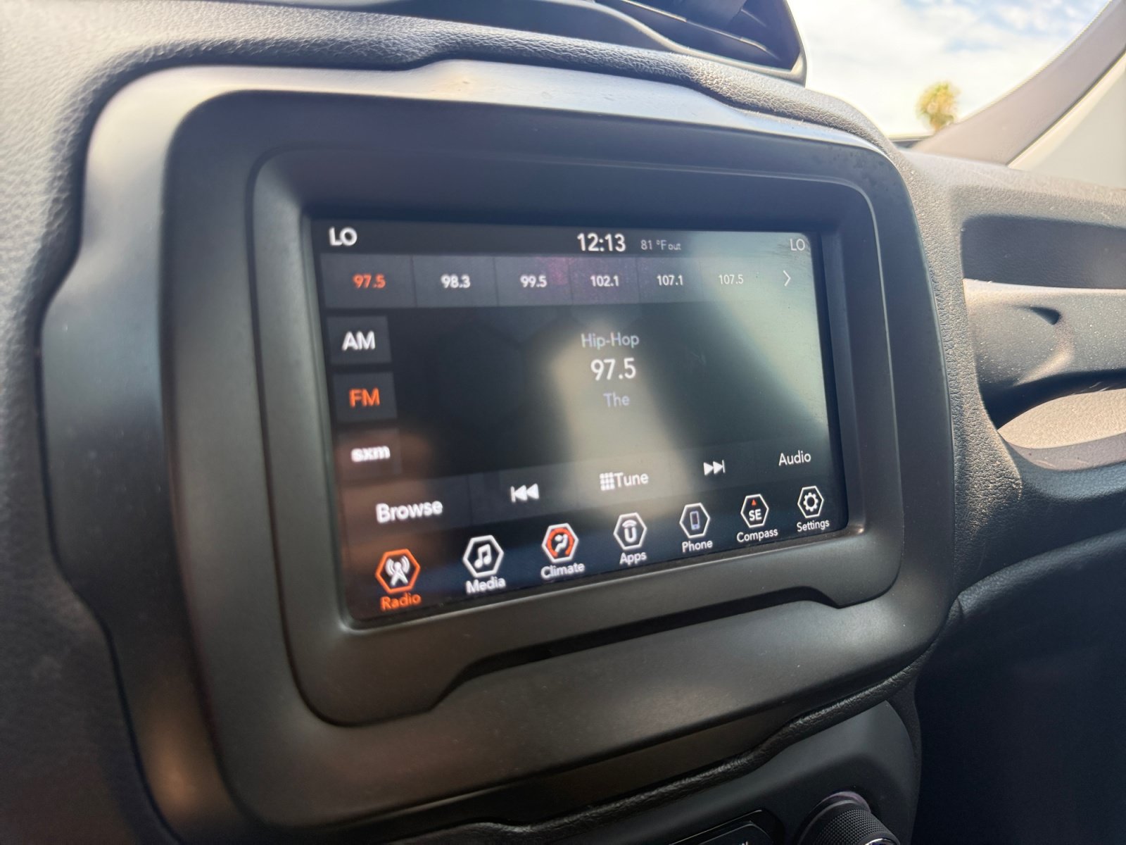 Used 2019 Jeep Renegade Latitude FWD image 19