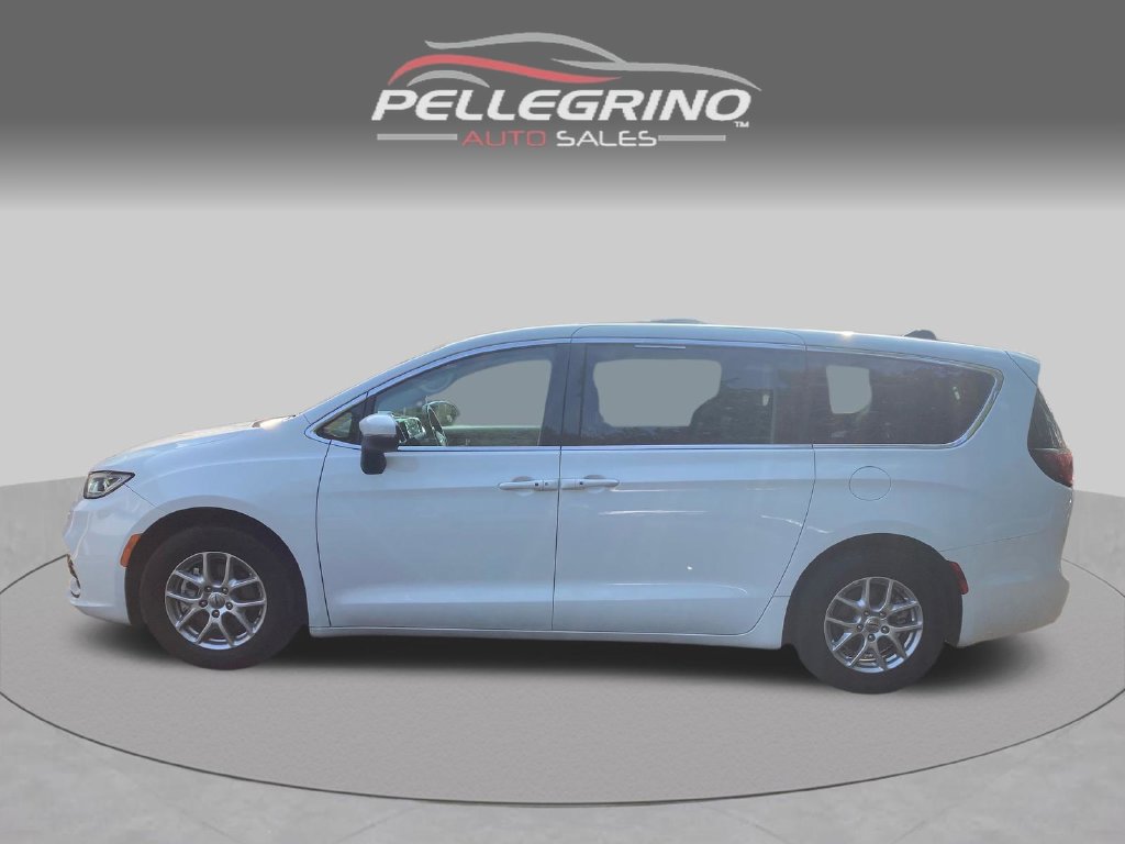Used 2023 Chrysler Pacifica Touring-L FWD image 3