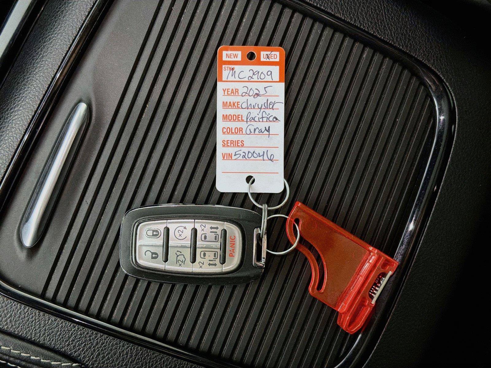Used 2025 Chrysler Pacifica Limited FWD image 4