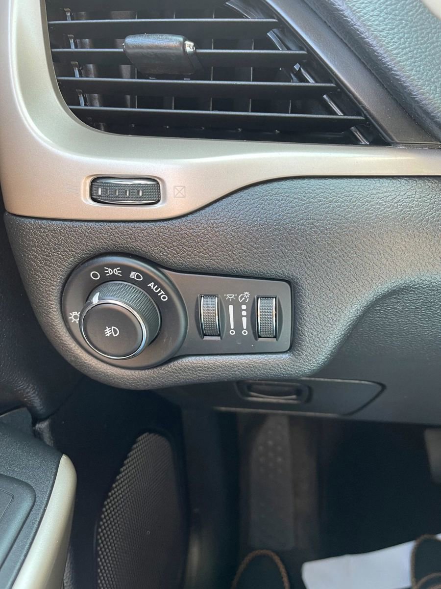 Used 2017 Jeep Cherokee Latitude w/ True North Edition image 15