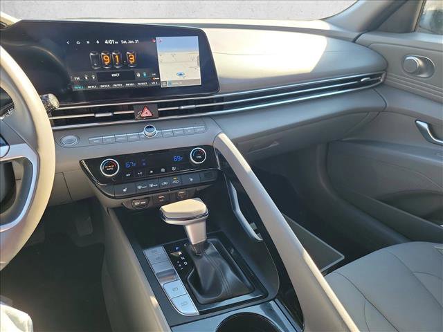 Used 2023 Hyundai Elantra SEL w/ Convenience Package image 19