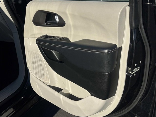 Used 2023 Chrysler Pacifica Touring-L image 33