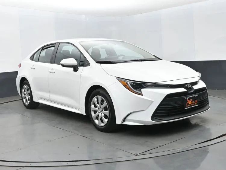 Used 2025 Toyota Corolla LE image 2