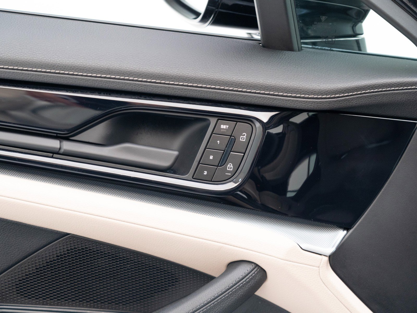 Certified 2025 Porsche Panamera 4 image 21