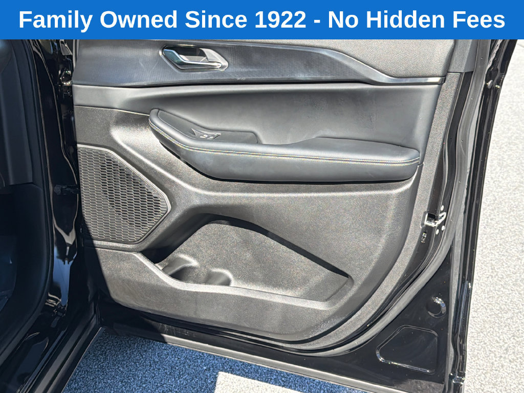 Used 2025 Jeep Grand Cherokee Laredo AWD/4WD image 14