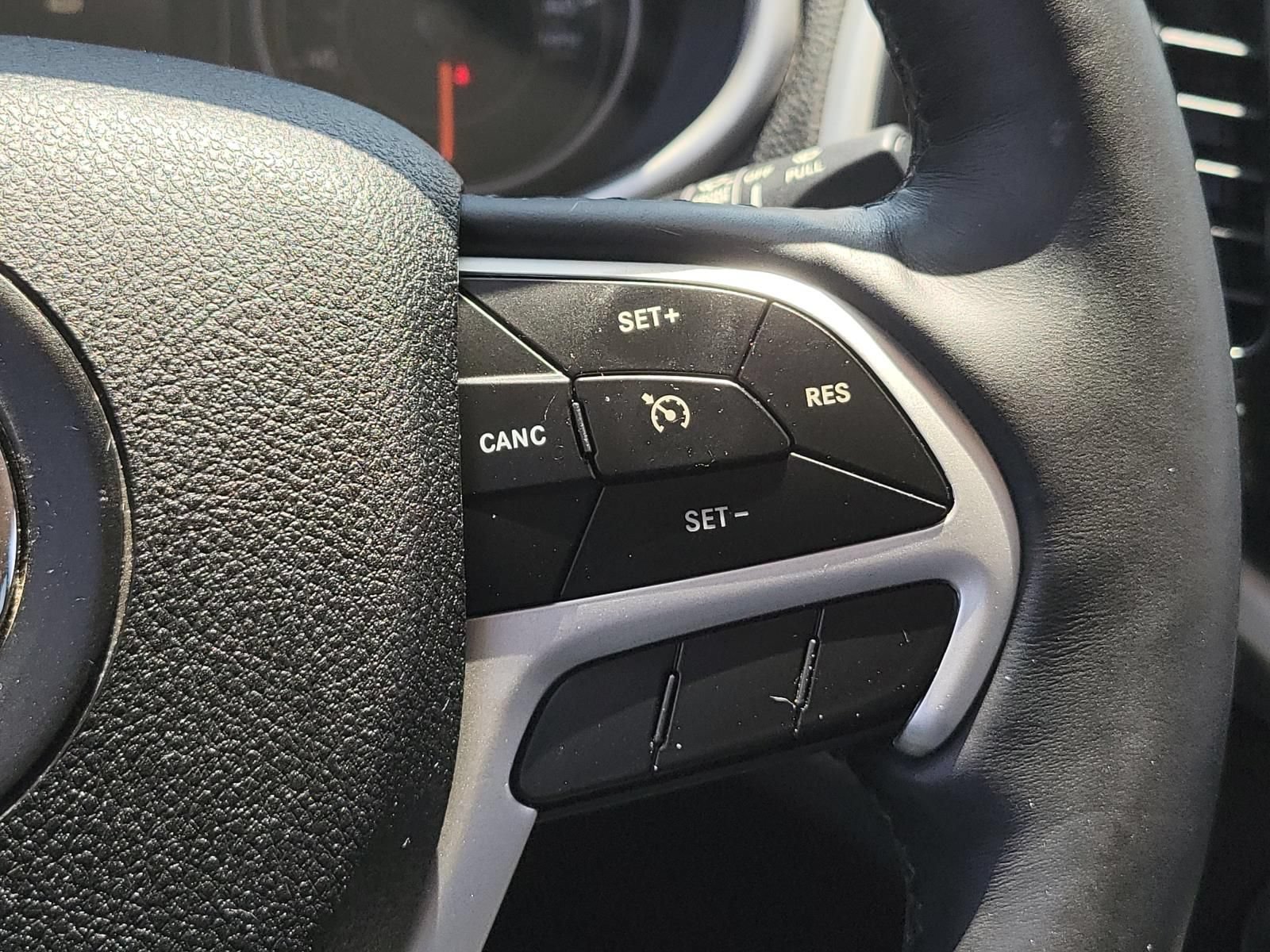 Used 2018 Jeep Cherokee Latitude Plus w/ Cold Weather Group FWD image 28