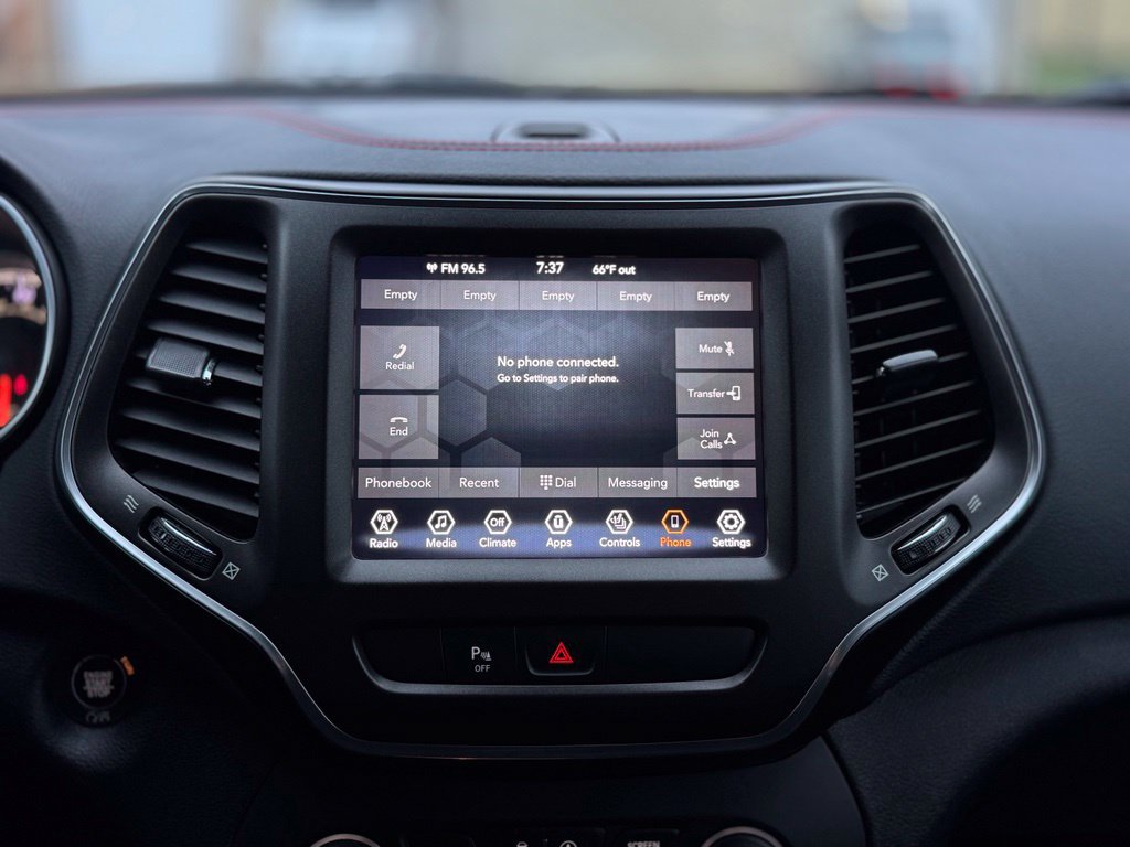 Used 2020 Jeep Cherokee Trailhawk w/ Cold Weather Group AWD/4WD image 3