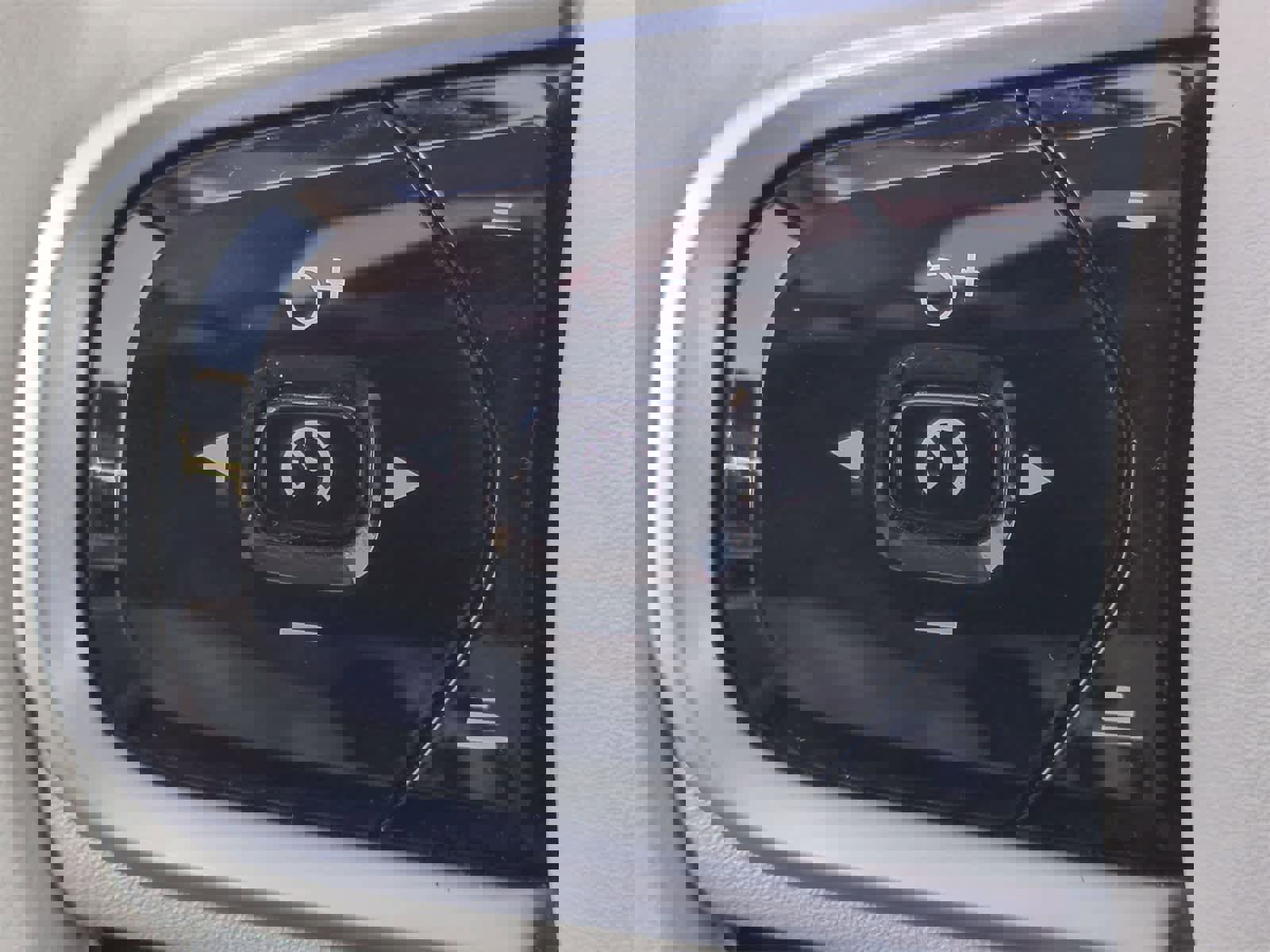 Used 2020 Volvo S60 T6 Momentum image 25