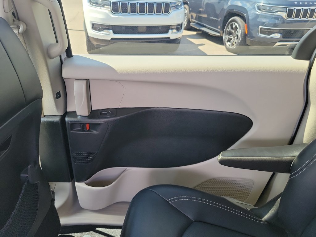Used 2024 Chrysler Pacifica Limited FWD image 16