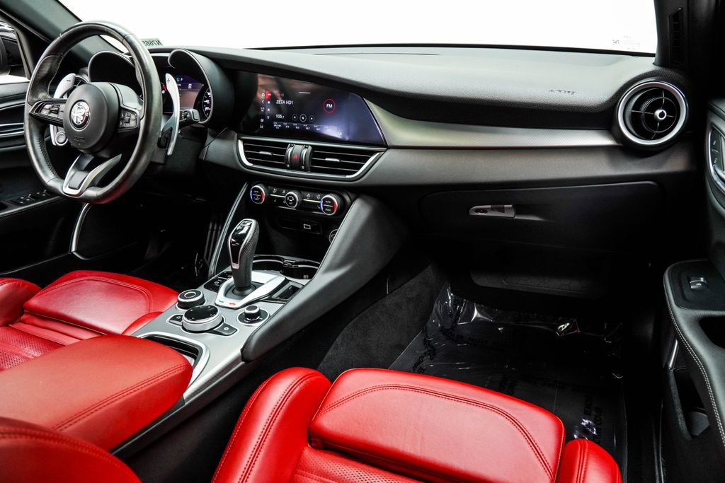 Used 2022 Alfa Romeo Giulia Veloce RWD image 21
