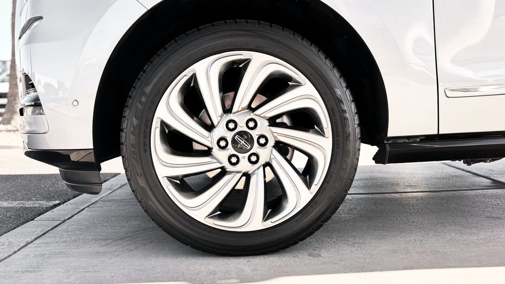 Used 2024 Lincoln Navigator L 4WD image 3