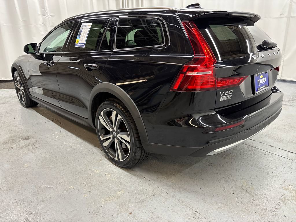 Used 2025 Volvo V60 B5 Cross Country Plus image 3