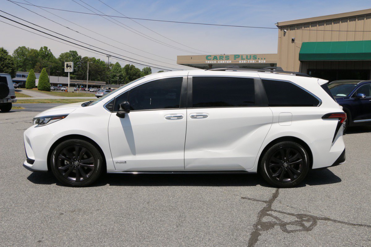 Used 2021 Toyota Sienna XSE FWD image 2