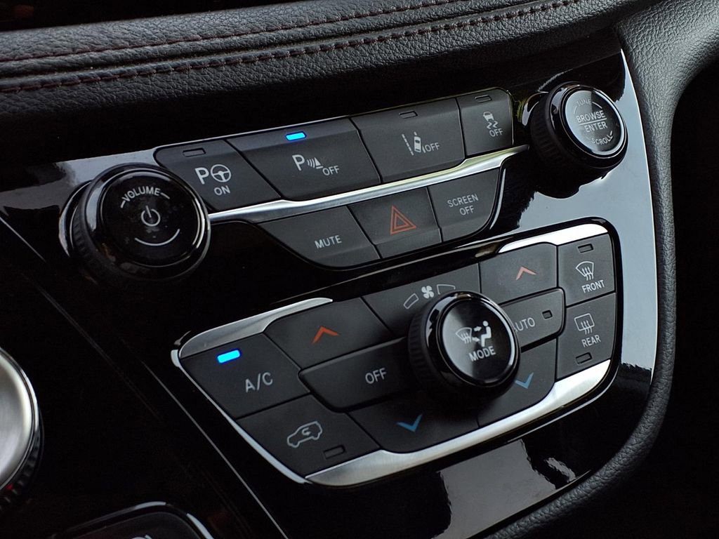 Used 2020 Chrysler Pacifica Limited image 9