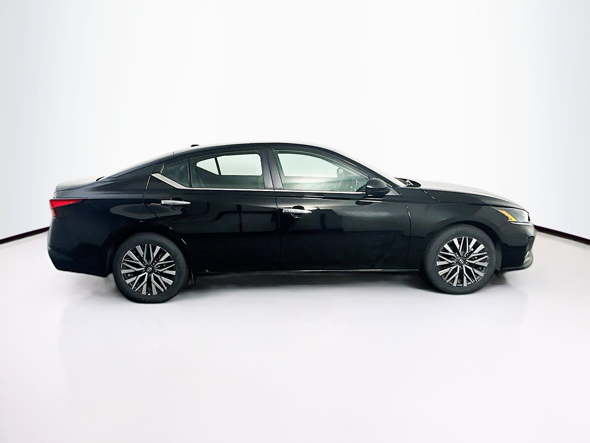 Used 2025 Nissan Altima 2.5 SV image 10