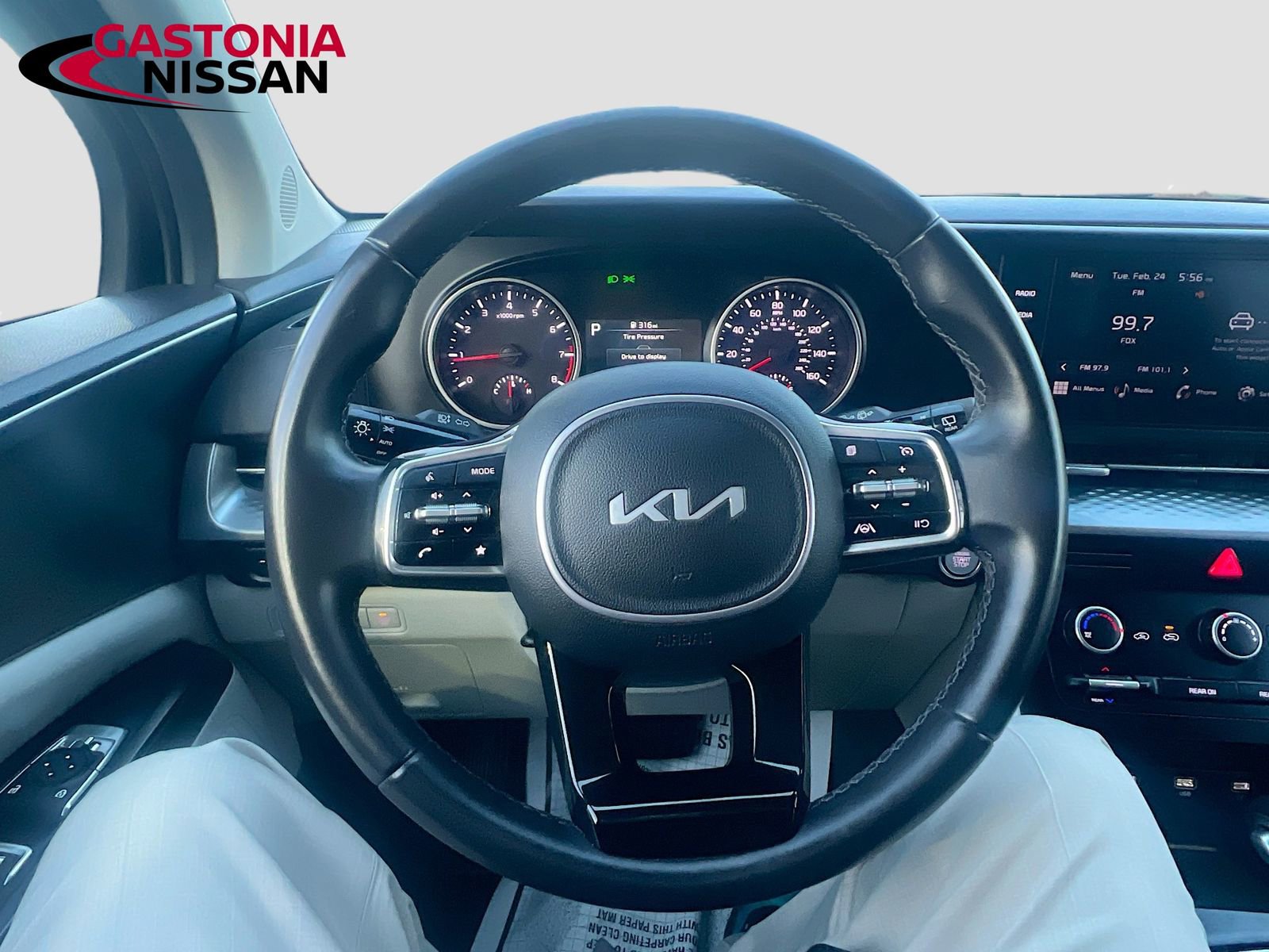 Used 2024 Kia Carnival LX image 14