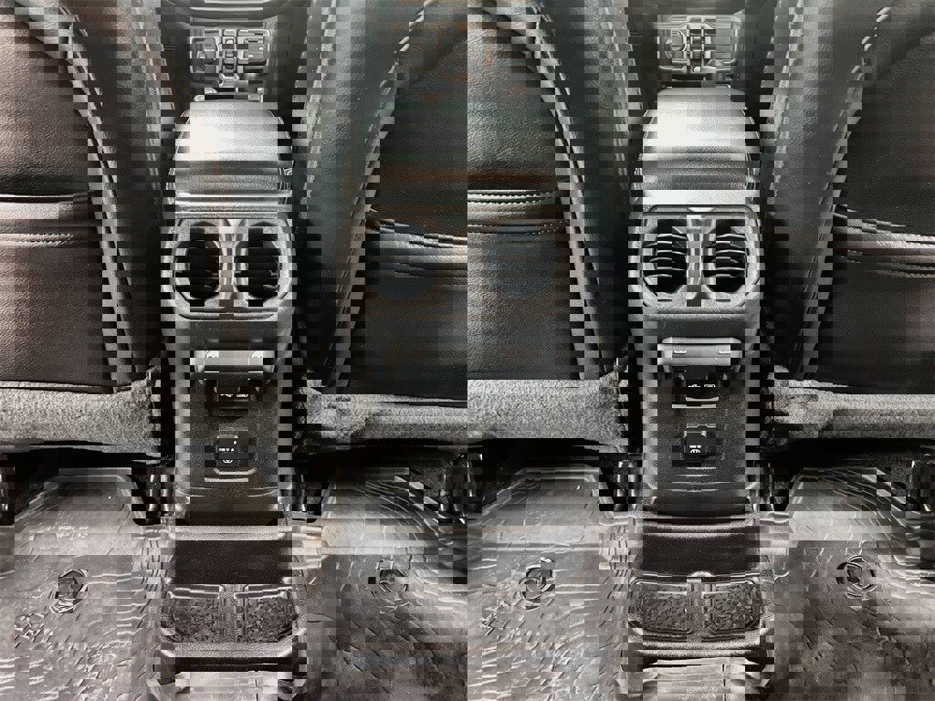 Used 2020 Jeep Wrangler Unlimited Sahara image 22