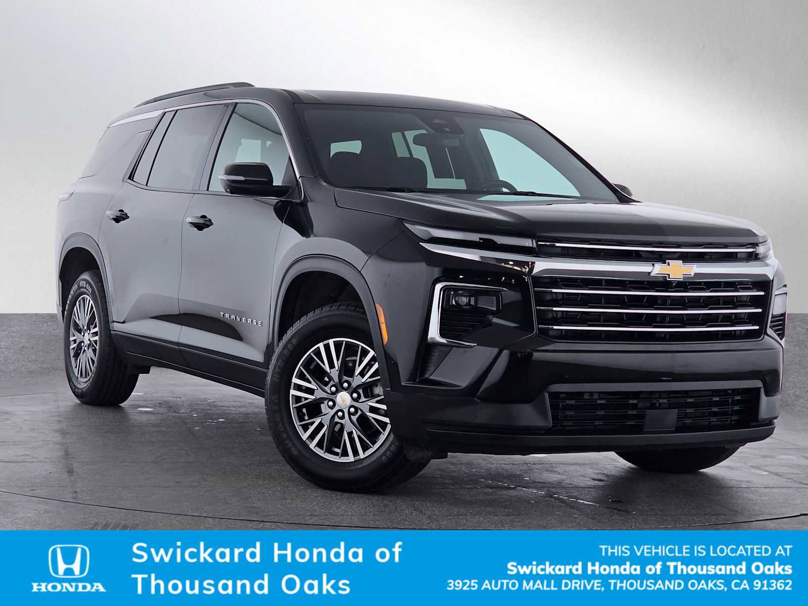 Used 2024 Chevrolet Traverse LT image 1