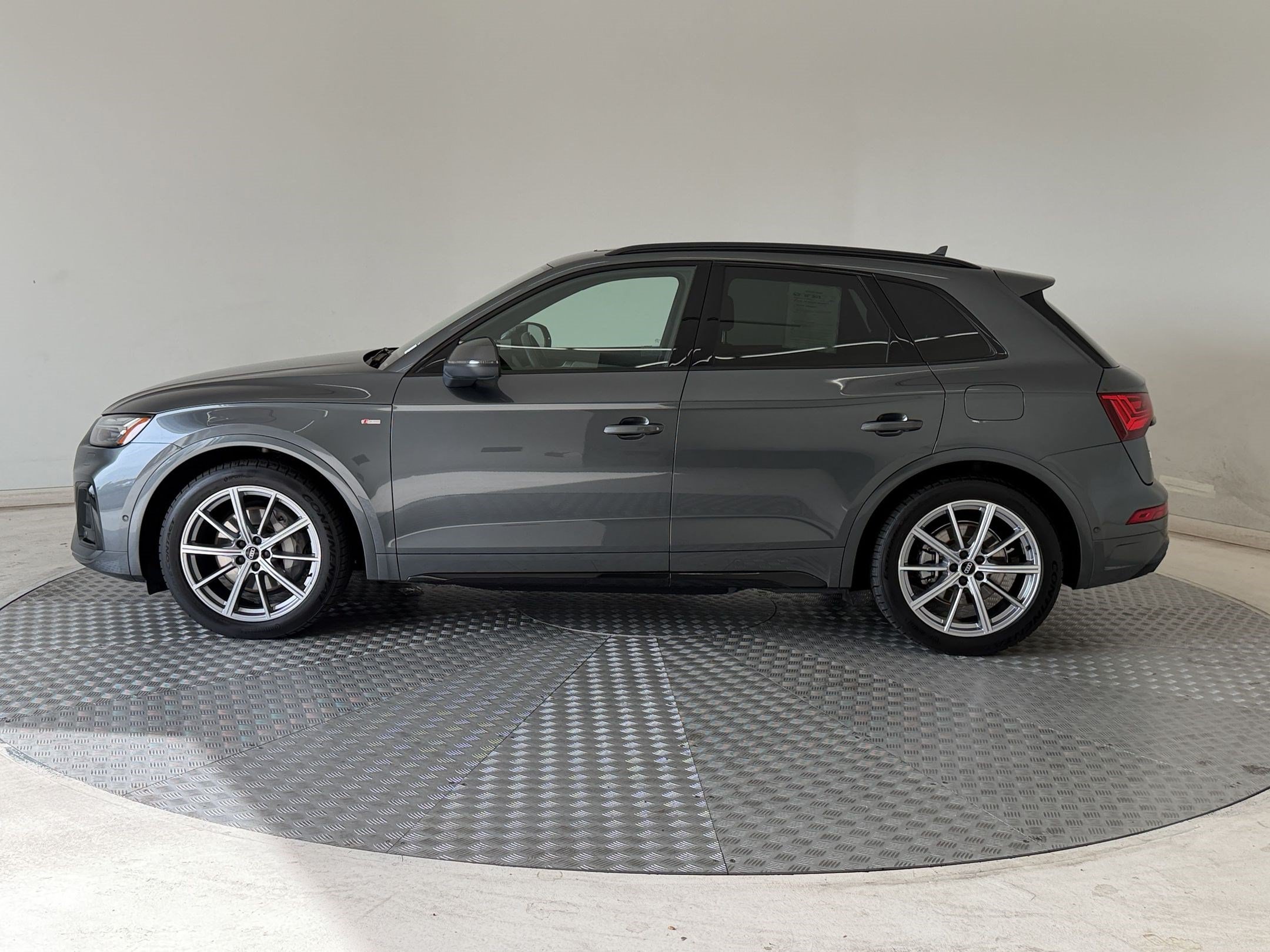 Used 2023 Audi Q5 e Prestige w/ Prestige Package AWD/4WD image 2