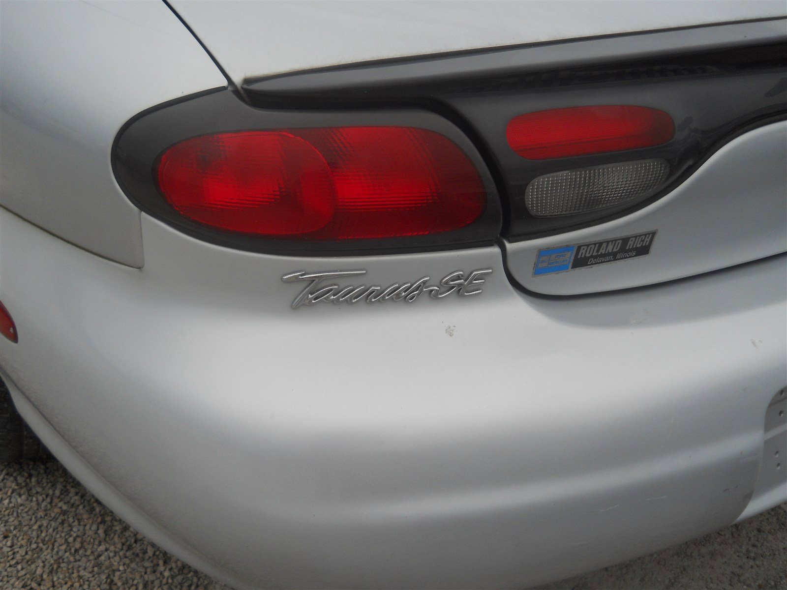 Used 1998 Ford Taurus SE image 4
