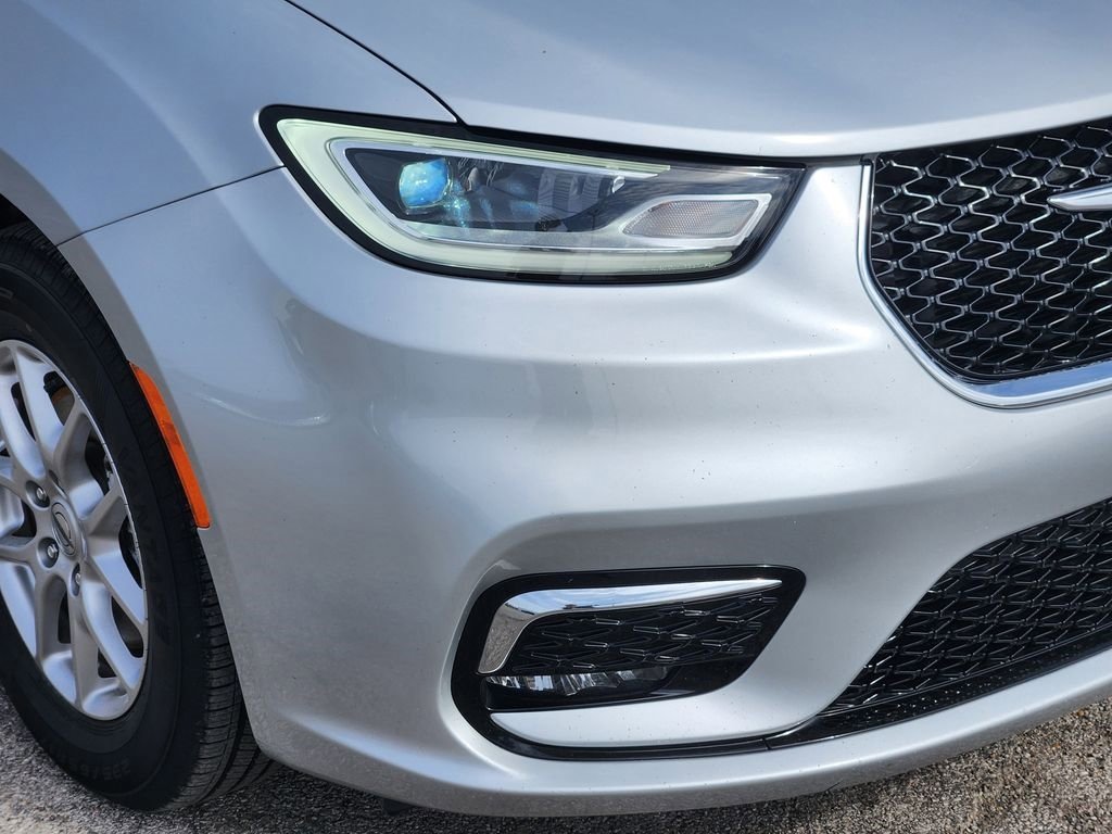 Used 2024 Chrysler Pacifica Touring-L image 9