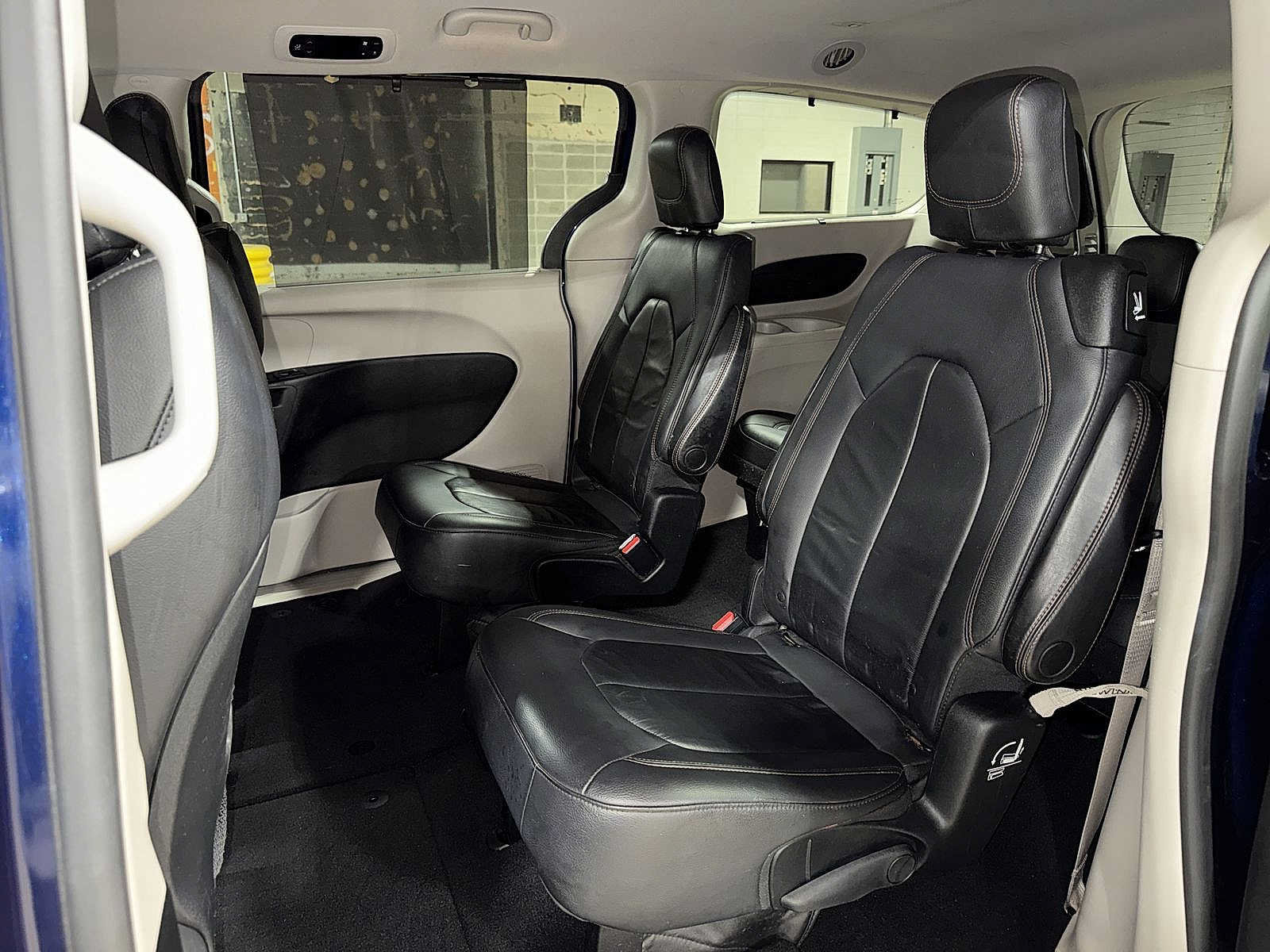 Used 2017 Chrysler Pacifica Touring-L w/ Tire & Wheel Group FWD image 17