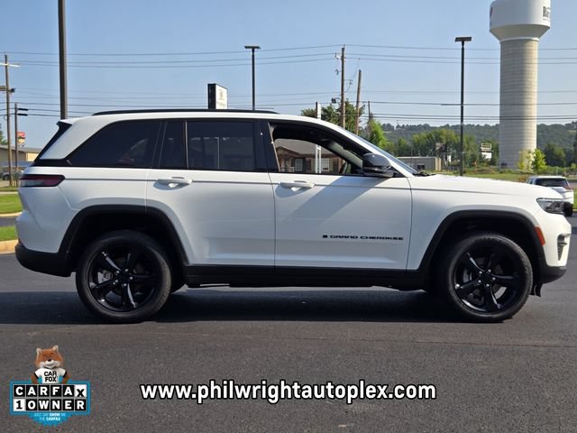 Used 2025 Jeep Grand Cherokee Altitude RWD image 2