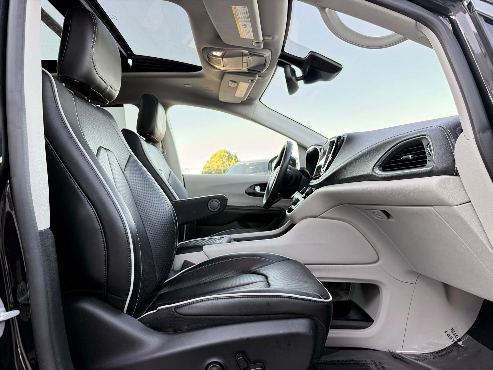 Used 2022 Chrysler Pacifica Limited FWD image 30