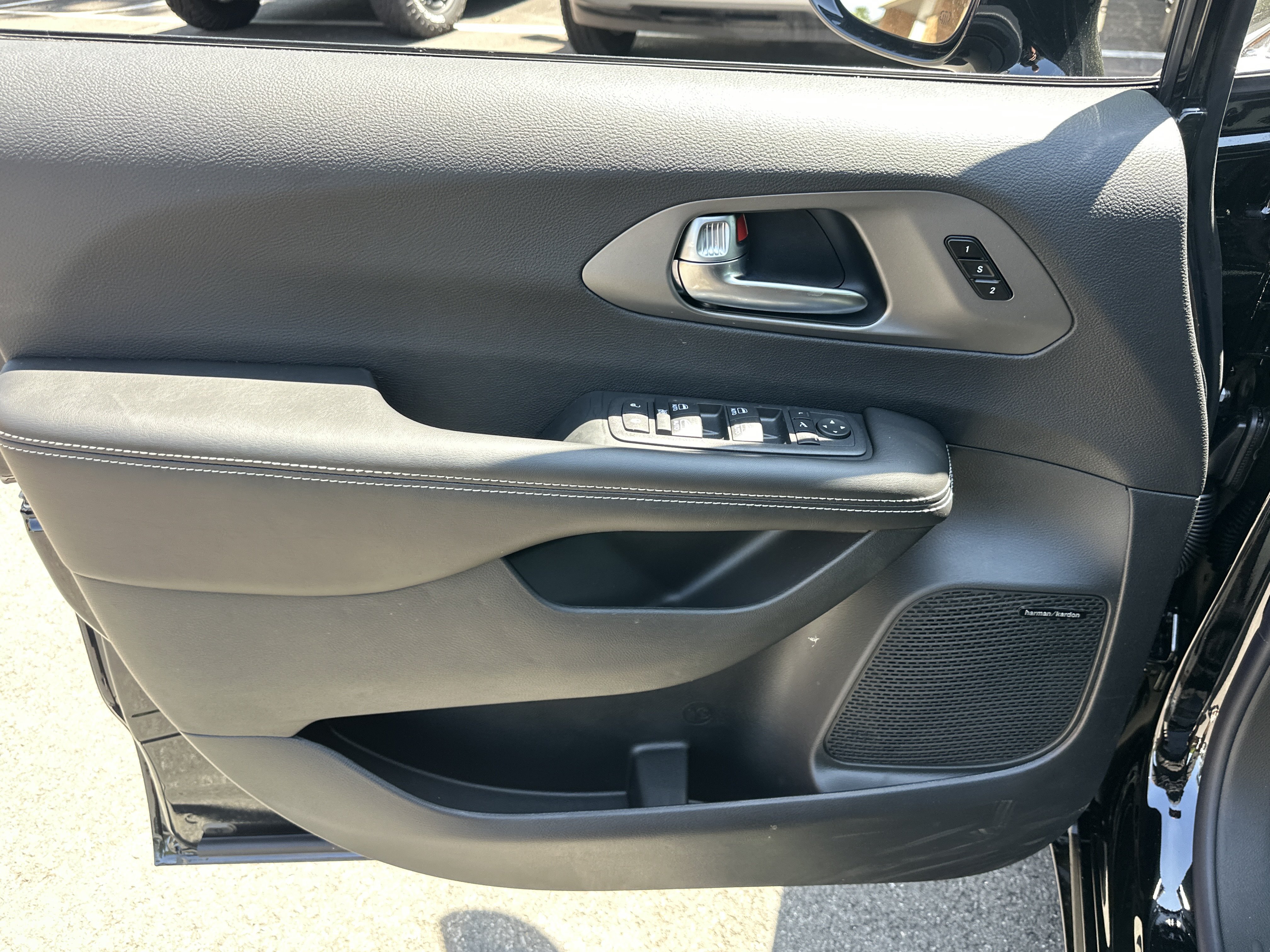 New 2027 Chrysler Pacifica Limited FWD image 29