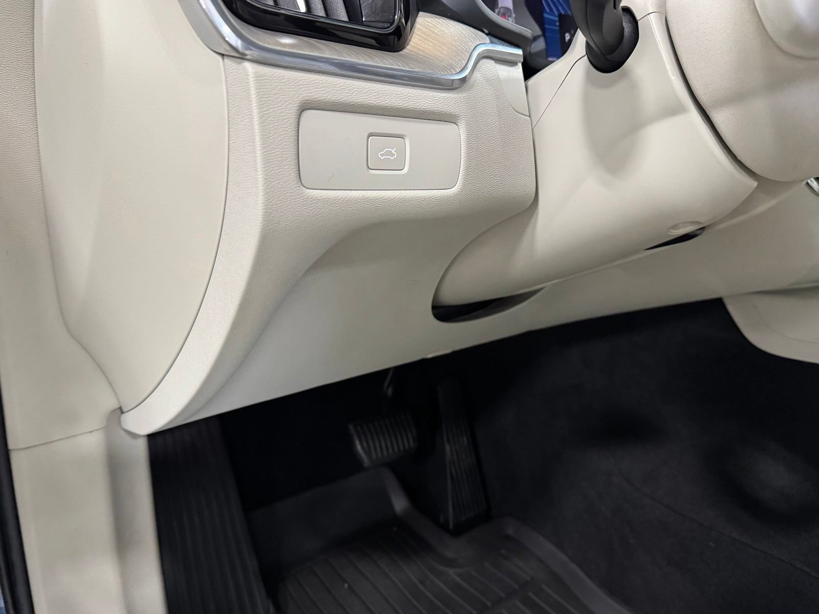 Used 2023 Volvo XC60 B5 Plus w/ Climate Package AWD/4WD image 19