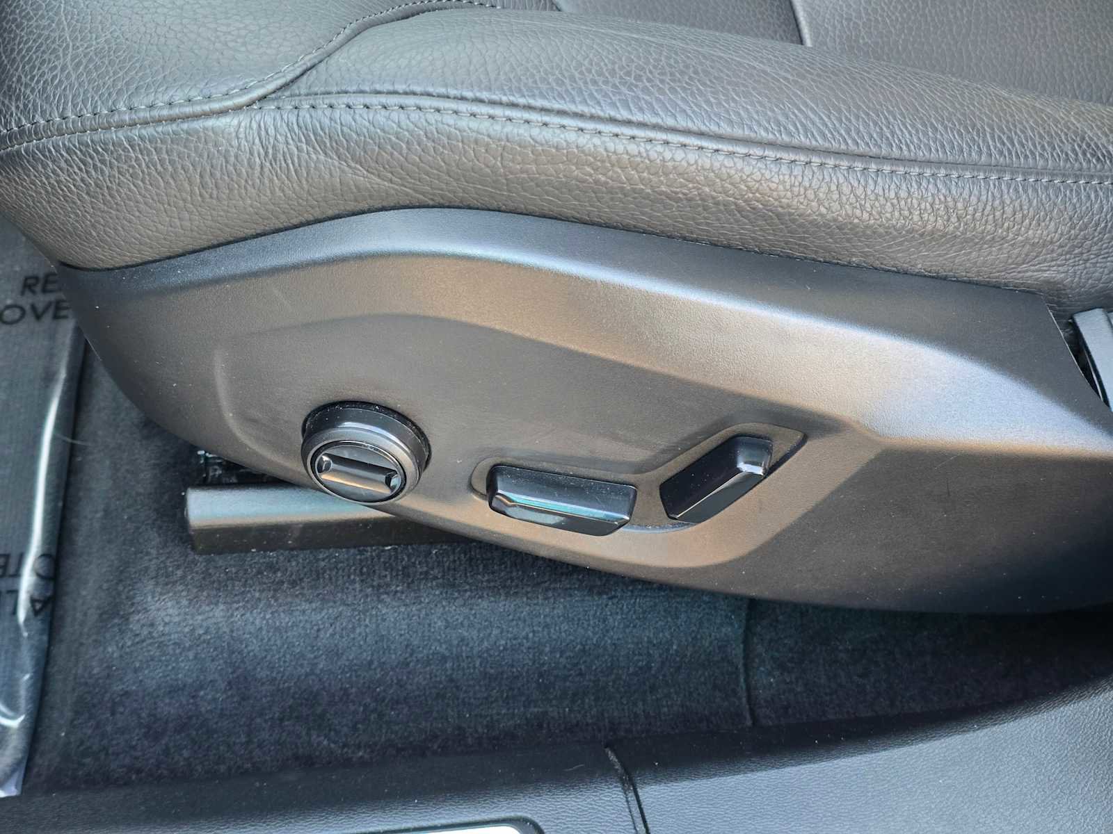 Certified 2025 Volvo XC60 B5 Plus image 24