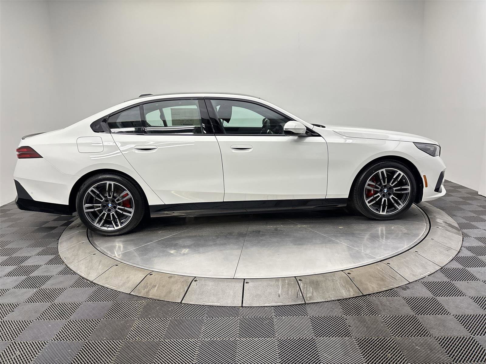New 2026 BMW 550e xDrive w/ Premium Package AWD/4WD image 17