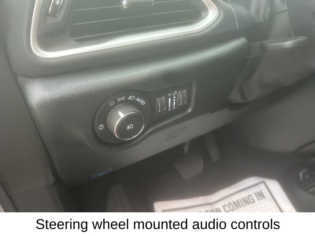 Used 2025 Chrysler Pacifica Select FWD image 21