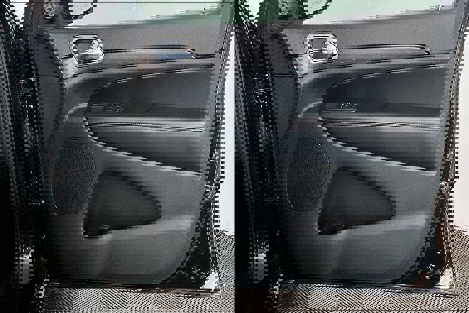 Used 2018 Jeep Grand Cherokee Altitude AWD/4WD image 21