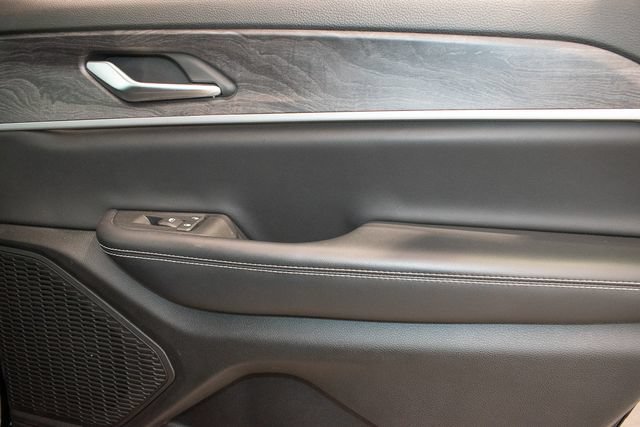 Used 2023 Jeep Grand Cherokee L Limited w/ Luxury Tech Group II AWD/4WD image 13