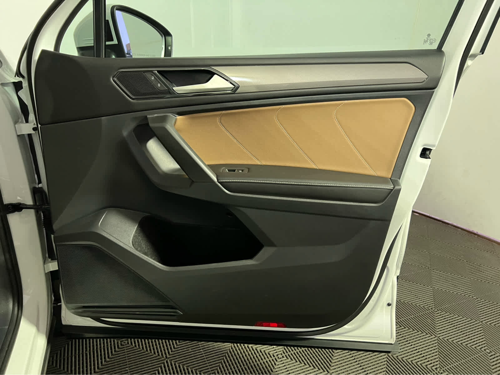 Used 2022 Volkswagen Tiguan SE w/ Panoramic Sunroof Package image 31