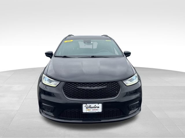 Used 2025 Chrysler Pacifica Limited image 10