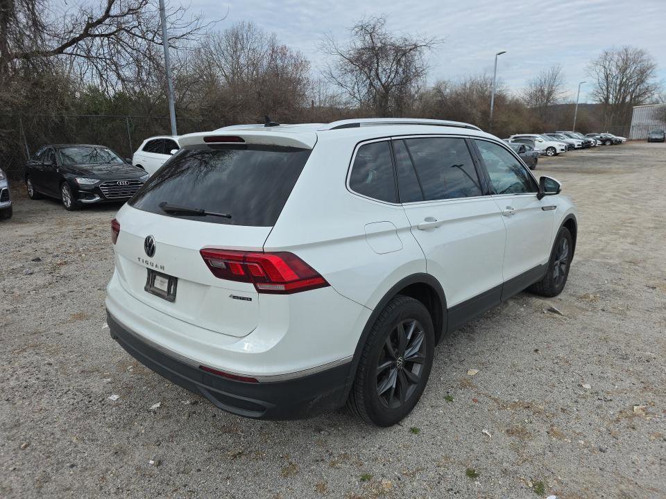 Used 2023 Volkswagen Tiguan SE w/ Panoramic Sunroof Package image 3