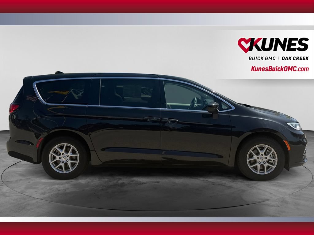 Used 2023 Chrysler Pacifica Touring-L FWD image 12
