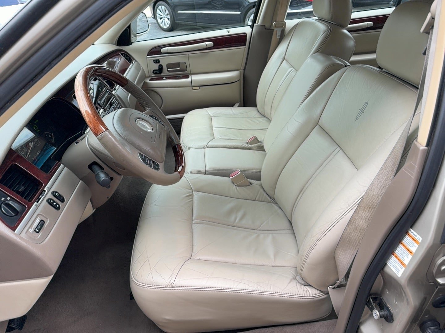 Used 2004 Lincoln Town Car Ultimate RWD image 6