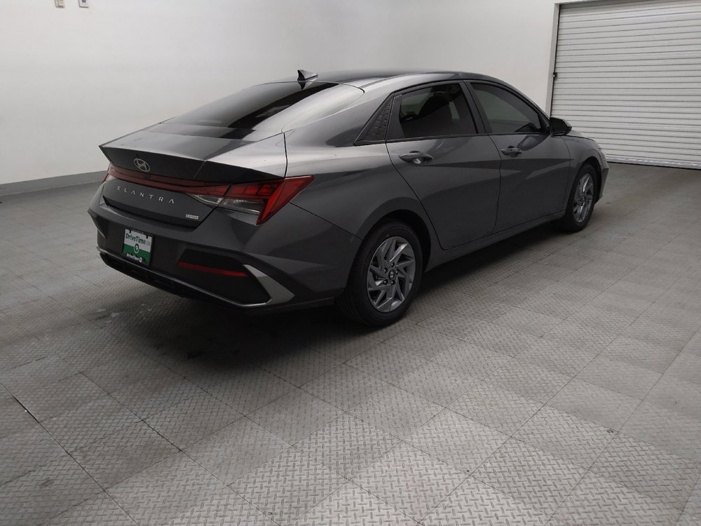 Used 2025 Hyundai Elantra Hybrid FWD image 9