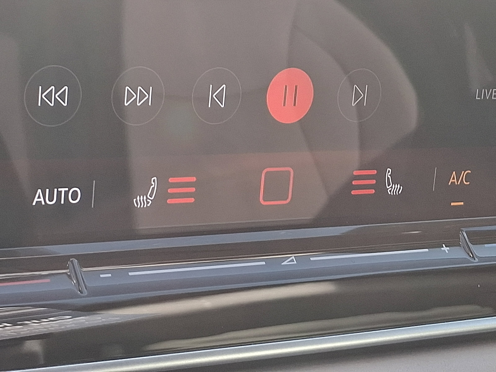 Certified 2025 Volkswagen Tiguan SE image 24