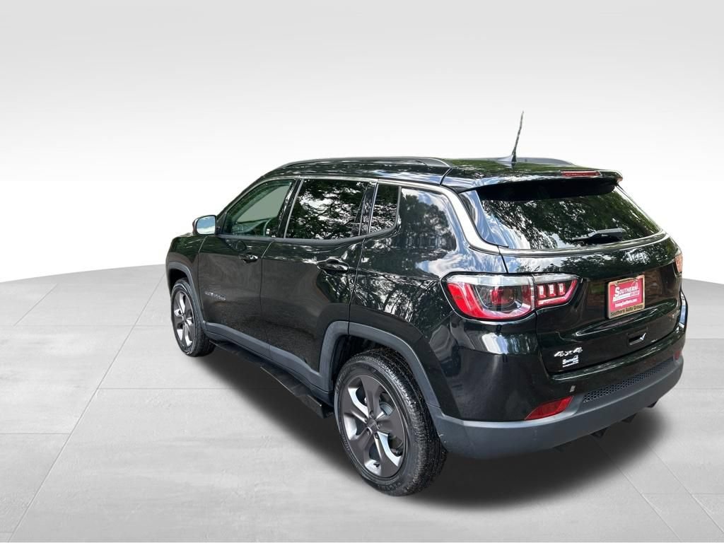 Used 2022 Jeep Compass Latitude w/ Sun and Sound Group AWD/4WD image 3