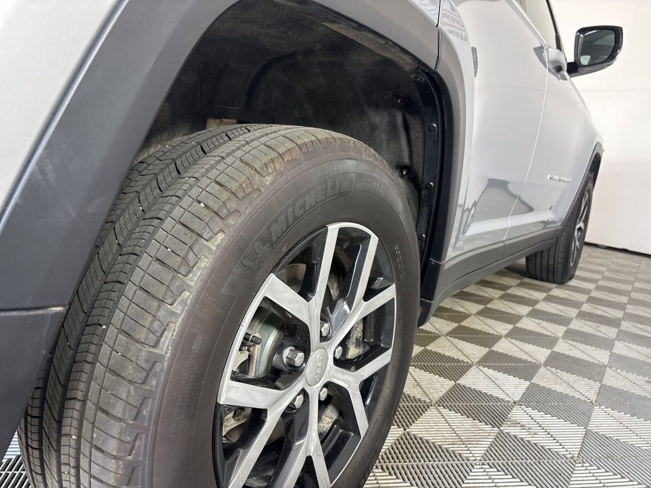 Used 2024 Jeep Grand Cherokee Limited w/ Luxury Tech Group II image 38