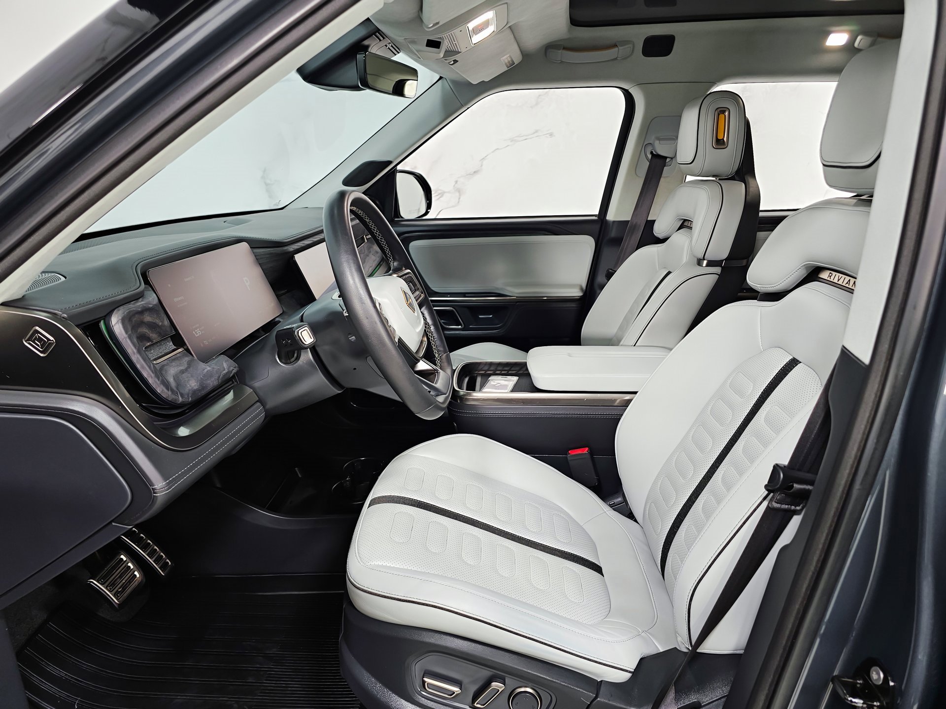 Used 2022 Rivian R1T Adventure image 32