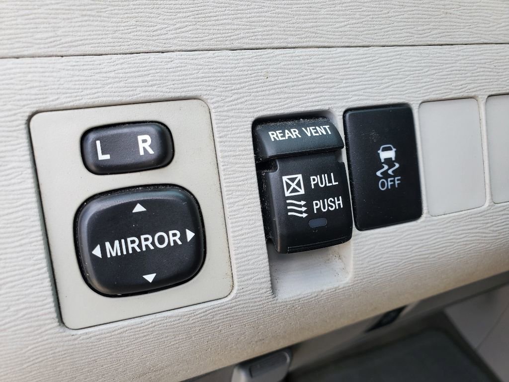 Used 2012 Toyota Sienna XLE FWD image 23