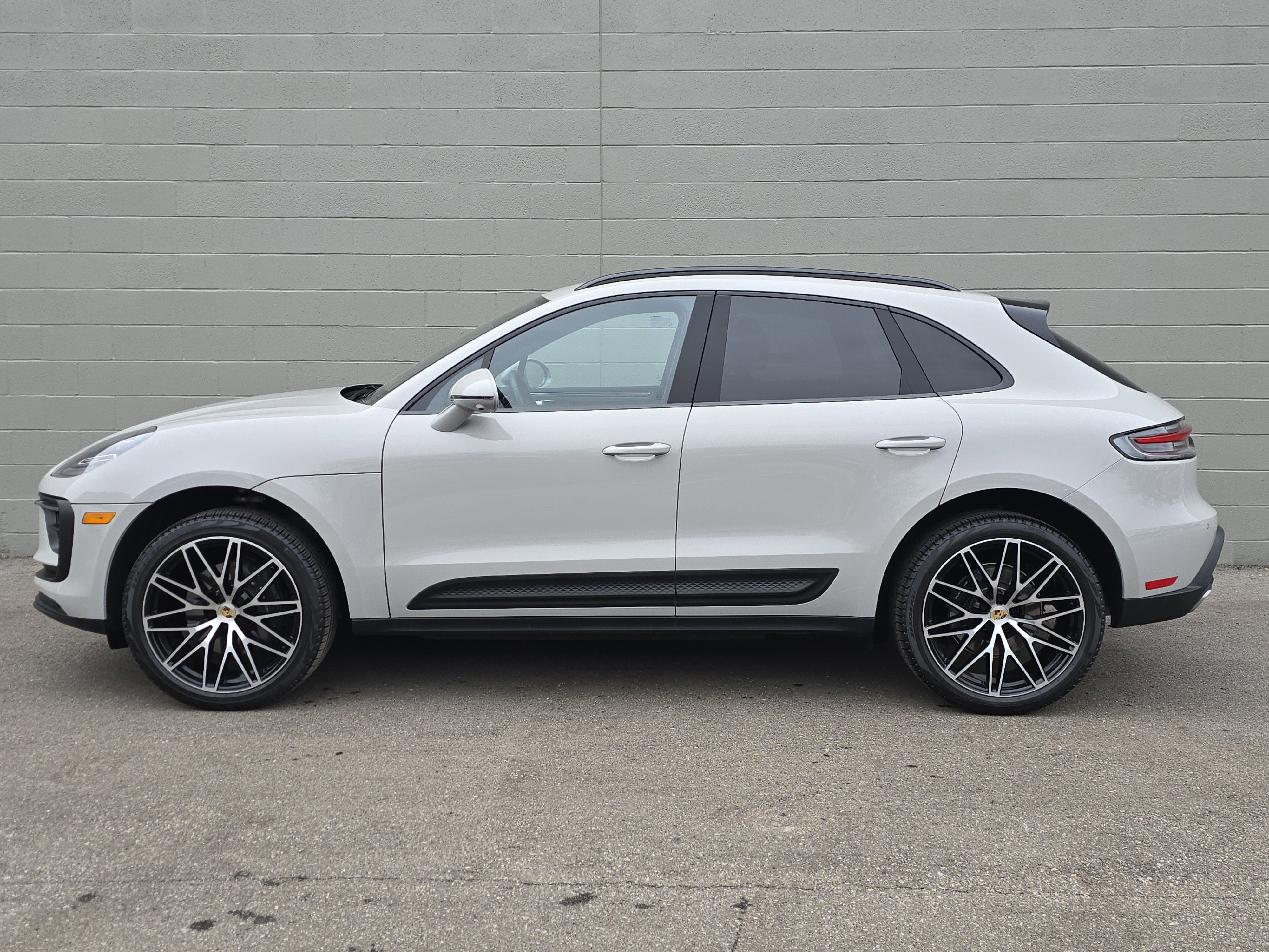 Certified 2025 Porsche Macan AWD/4WD image 2