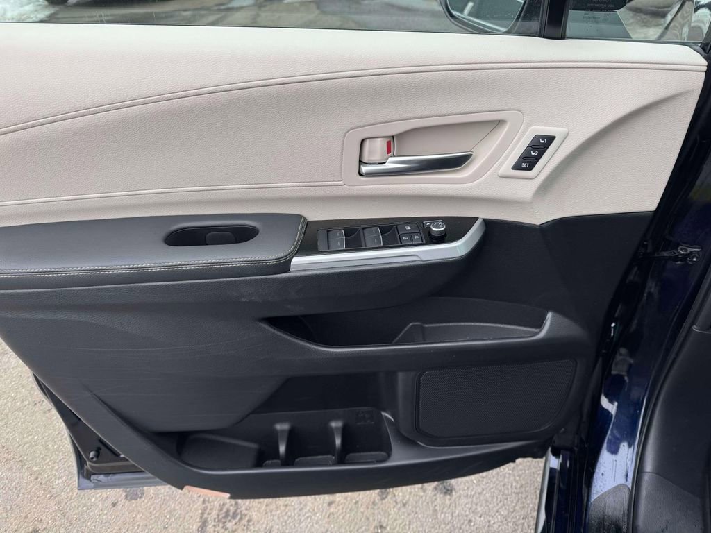 Used 2025 Toyota Sienna Limited image 15