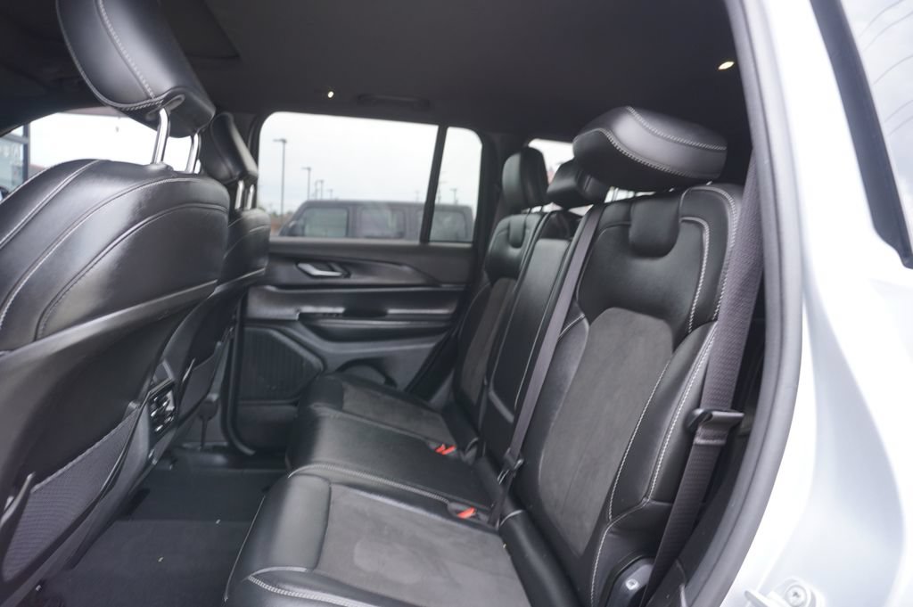 Used 2023 Jeep Grand Cherokee Altitude AWD/4WD image 4